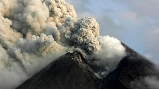 Merapi Yanardağı kül püskürtmeye devam ediyor