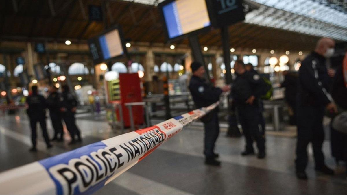 Paris'te bıçaklı saldırı: Alman turist hayatını kaybetti