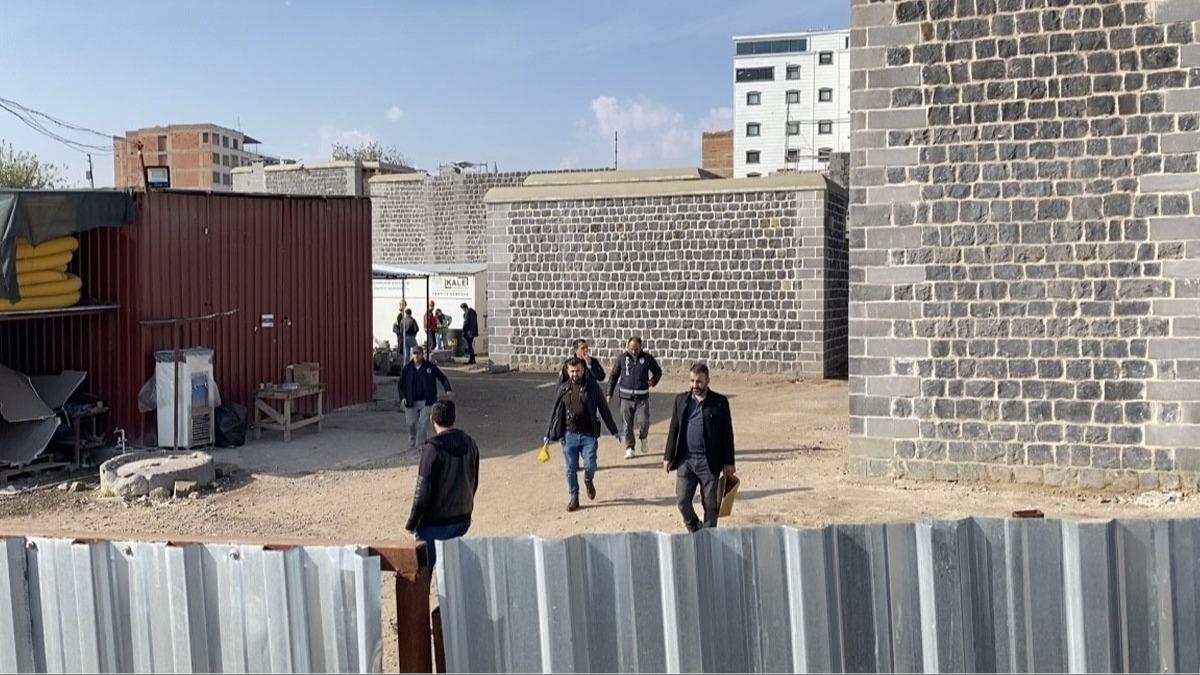 Restorasyon almasnda duvar facias: Diyarbakr Sur'da bir ii hayatn kaybetti