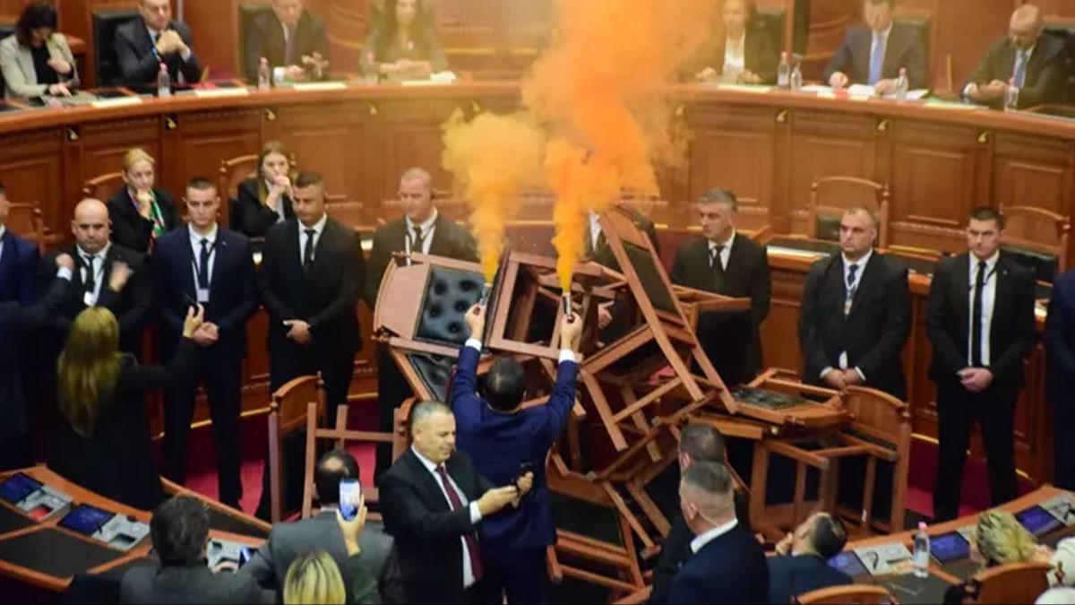 Arnavutluk Meclisi'nde sis bombas ve maytapl bte grmeleri