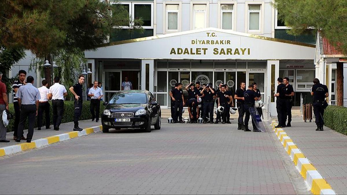 Diyarbakr'da duruma sonras adliye binasnda kavga: 1'i polis, 2 yaral
