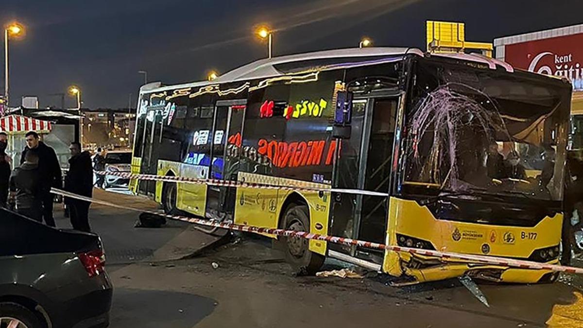 İETT otobüsüyle otomobil çarpıştı: 1 yaralı 