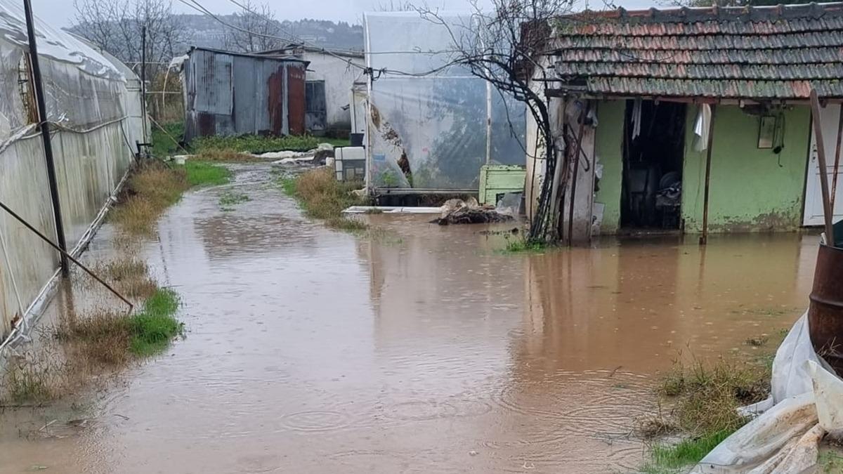 Yalova'da dere taştı: Sokak ve evleri su bastı 
