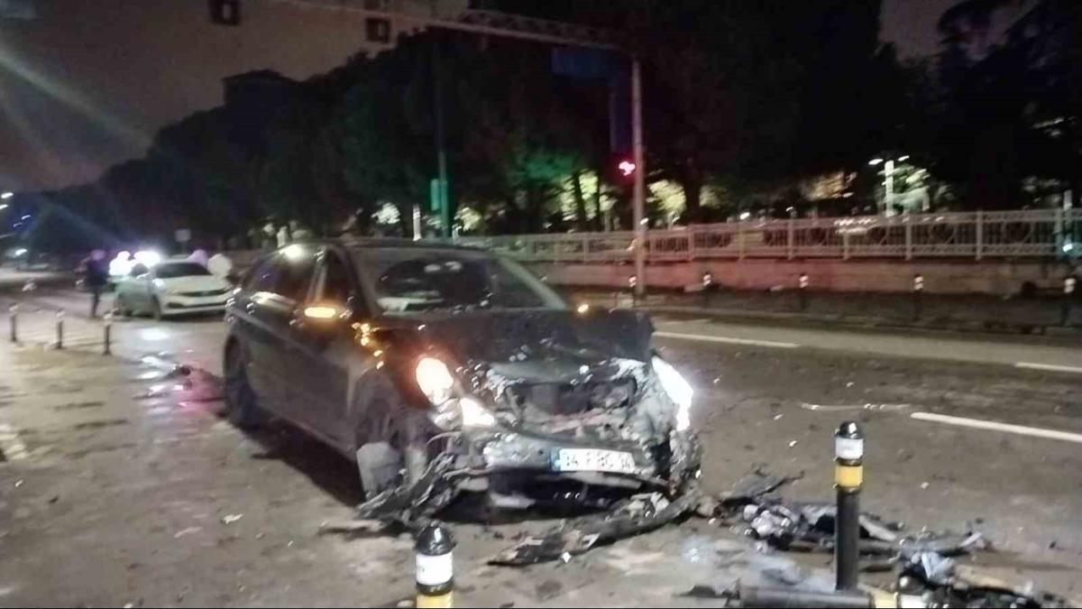 Alkollü sürücü trafik ışıklarında duran araçlara çarptı