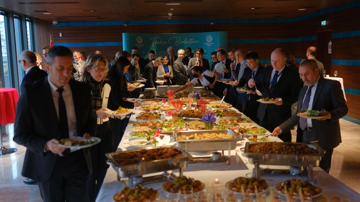 Fransa'da dzenlenen Trk Gastronomisinin 100' etkinliinde misyon efleri ve diplomatlar bir araya geldi