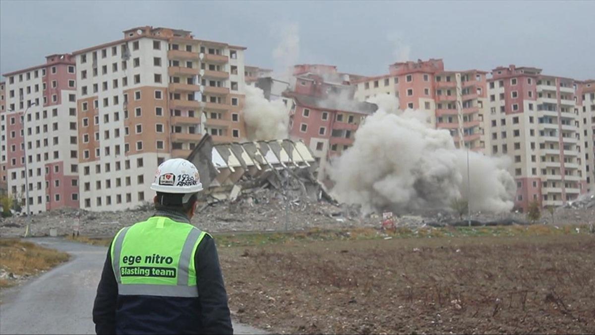 Kahramanmara'ta depremde ar hasar alan 4 bina patlaycyla ykld