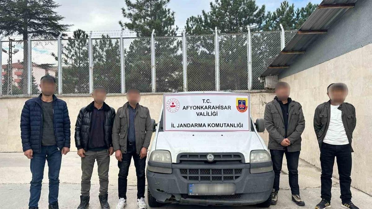 Afyonkarahisar'da Jandarma, yasa d yollardan giren 5 gmen ve 1 kiiyi yakalad
