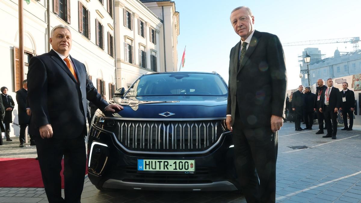 Macaristan'a 100. yl jesti! Cumhurbakan Erdoan, Orban'a Togg hediye etti