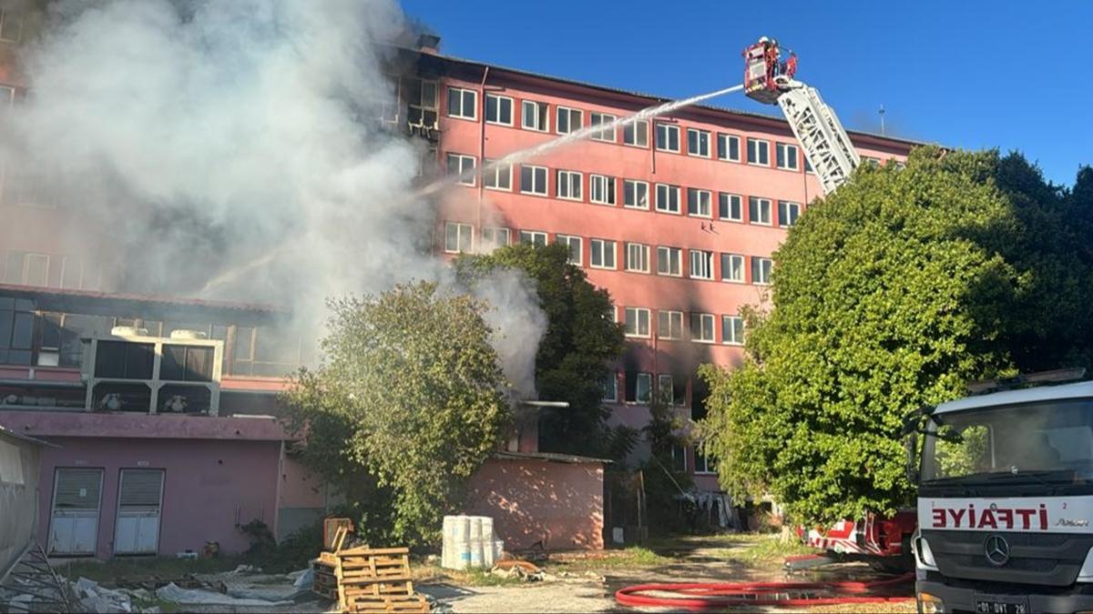 Adana'da eski hastane binasnda yangn: Mdahale ediliyor