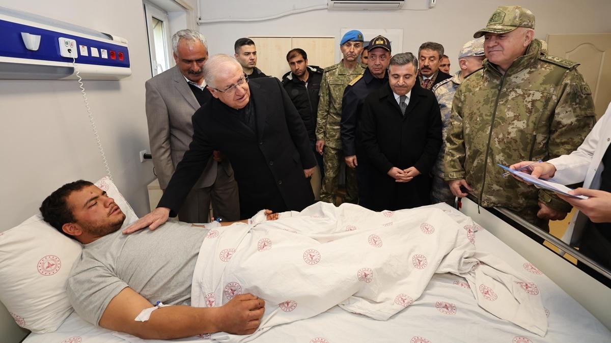 Bakan Gler ve TSK komuta kademesi yaral askerleri ziyaret etti