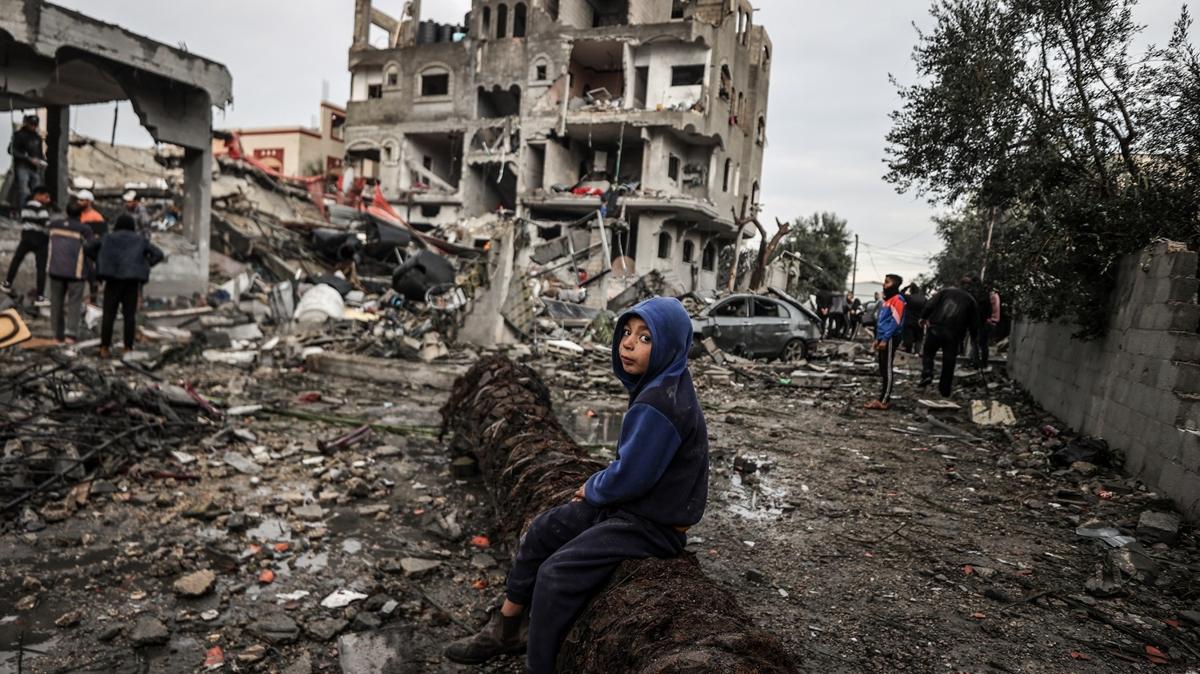 Filistin Kzlay alanlar, cenazeleri Gazze sokaklarndan toplayabilmek iin lm gze alyor