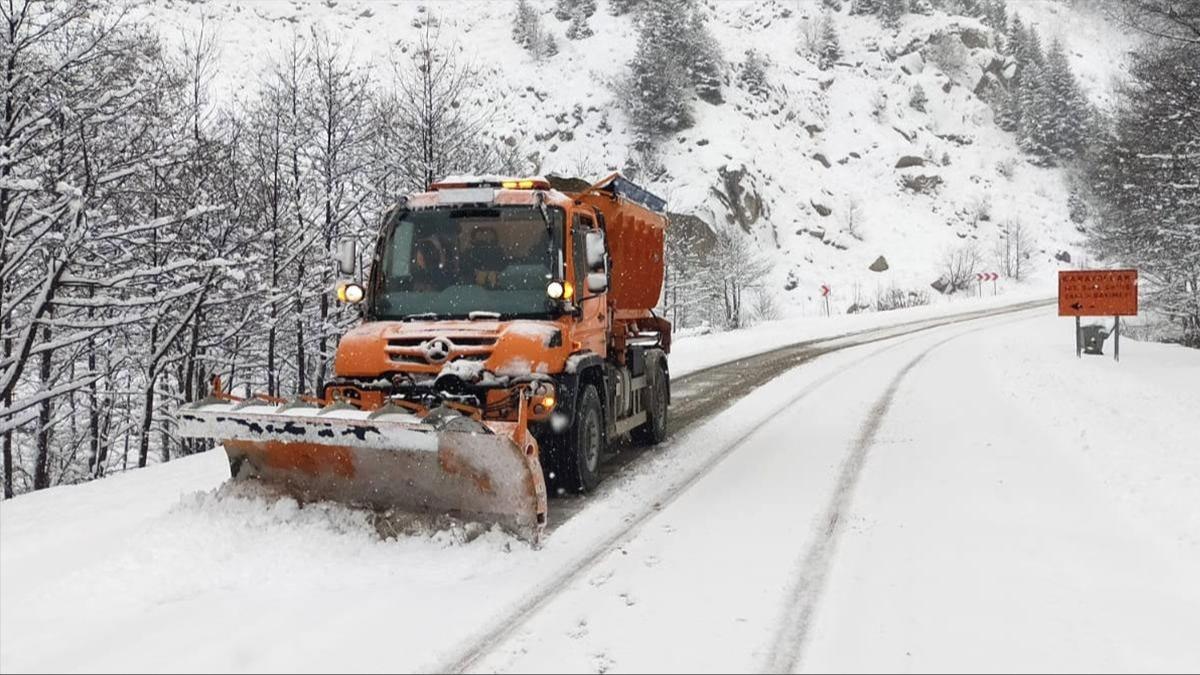 Karabk'teki 107 ky yolunun 73', kar temizleme almalaryla yeniden ulama ald