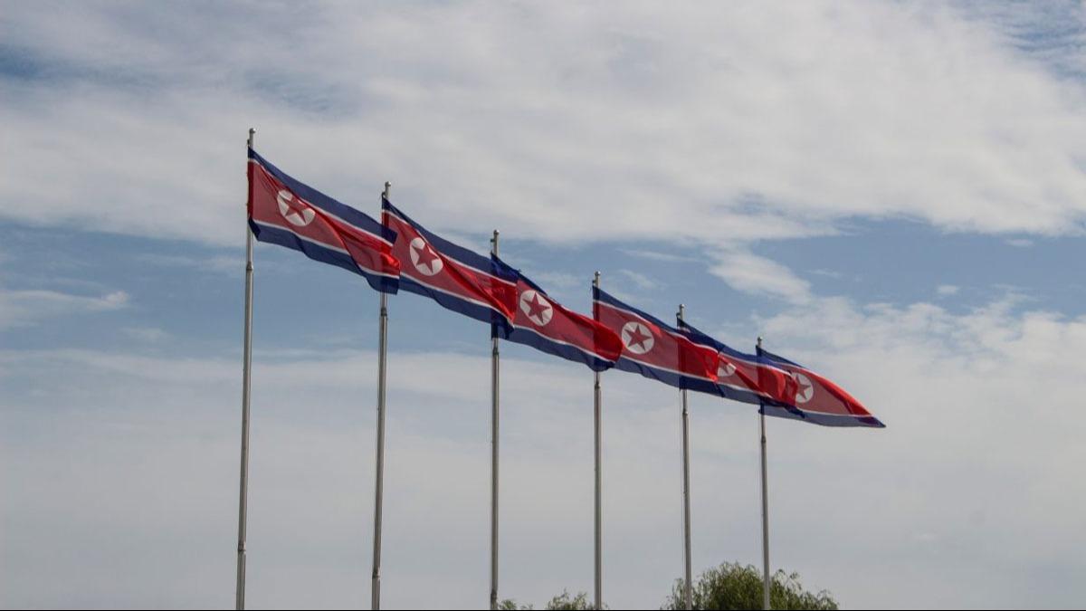 Kuzey Koreli yetkililer, BMGK yaptrmlarna tabi aralara binerken grntlendi