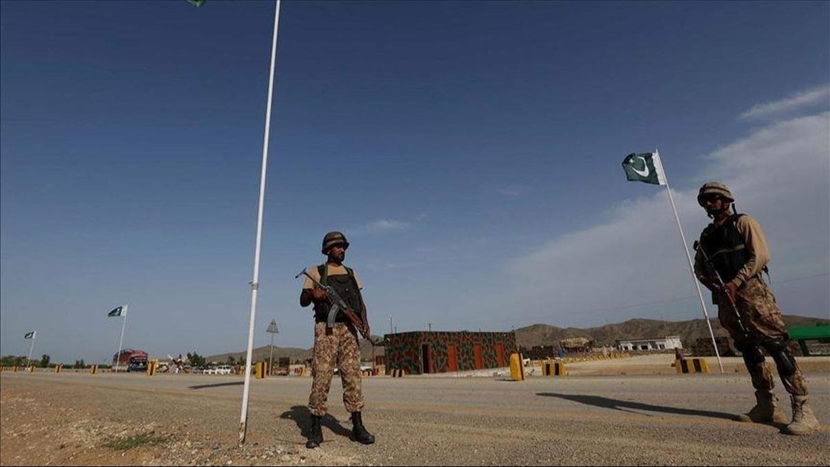 Pakistan, yerli retim Fatah-2'yi test etti