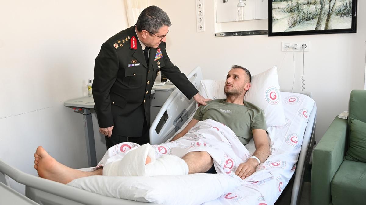 Org. Bayraktarolu'ndan tedavi gren askerlere ziyaret