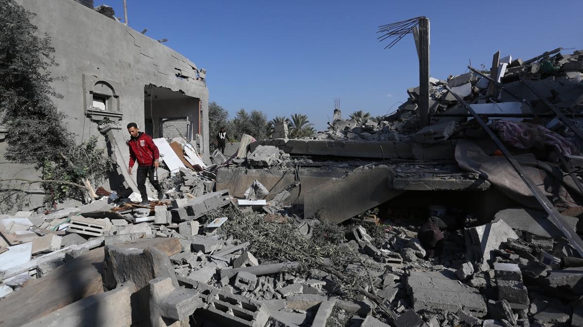 srail'in Gazze'ye dzenledii hava saldrlarnda en az 68 kii ldrld