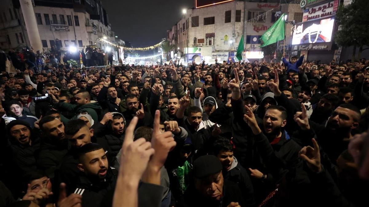 Bat eria'da srail protestosu ykseliyor! Aruri suikasti sonras Filistinliler kyamda