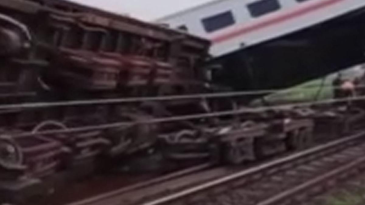 Endonezya'da 2 tren arparak kaza yapt
