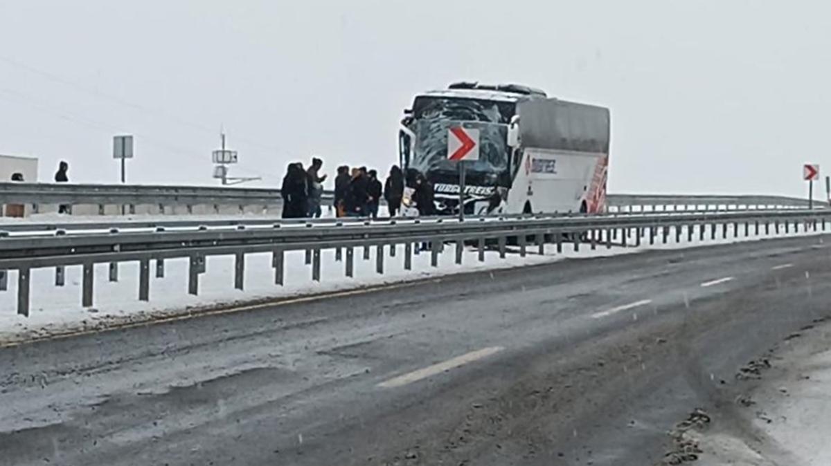 Kars'ta iki otobsn kart zincirleme trafik kazas: l ve yarallar var