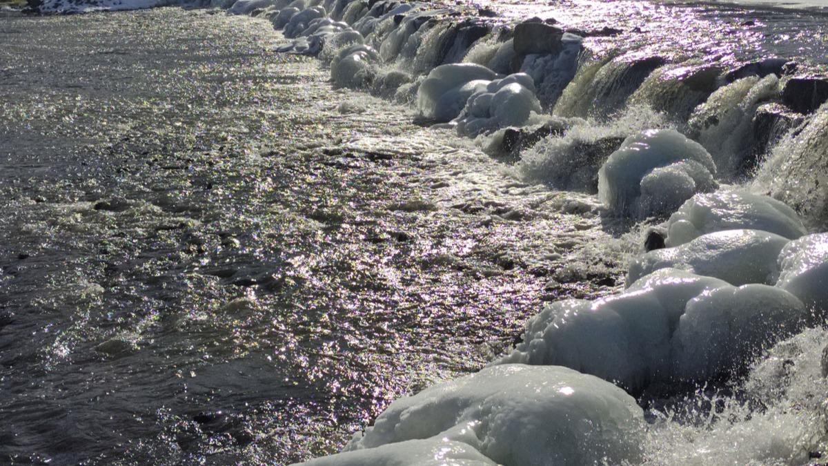 Ardahan'da buzla kaplanan nehir Antarktika'y anmsatt 