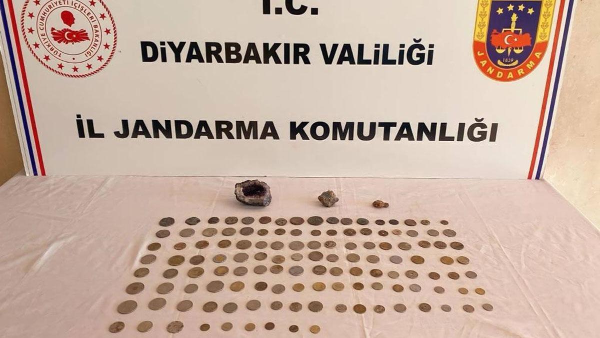 Diyarbakr'da tarihi eser operasyonunda 127 sikke ve 3 deerli ta ele geirildi