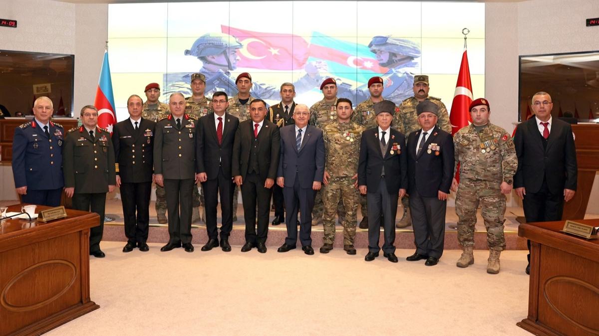 Milli Savunma Bakan Gler, Azerbaycanl gazileri kabul etti