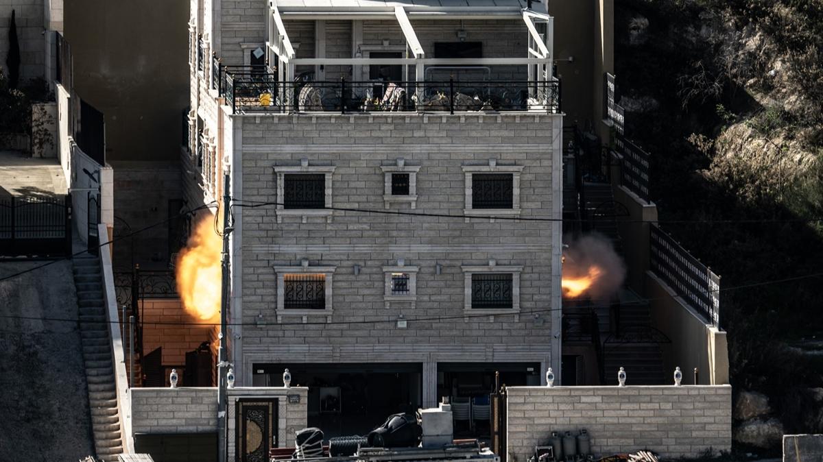 srail Filistinlilere ait iki evi, bombayla patlatarak ykt