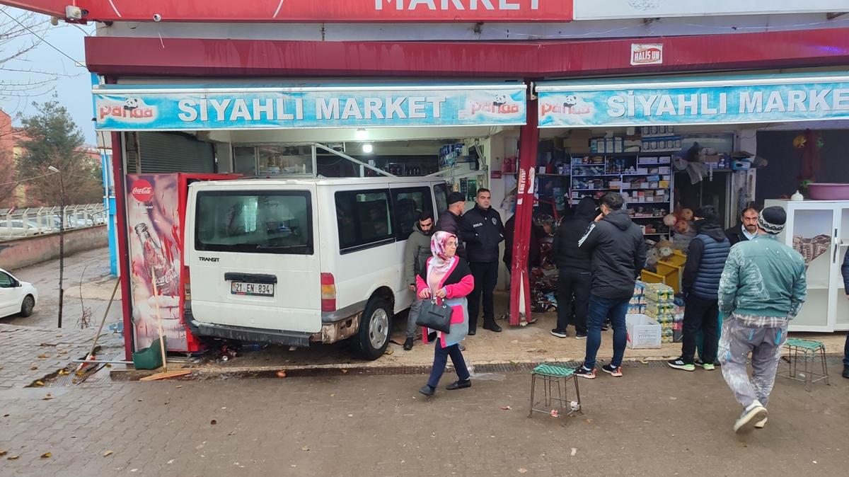 Diyarbakr'da kontrolden kan minibs markete girdi: 5 renci yaraland