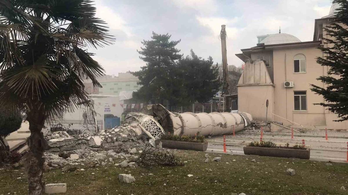 Smer Camisi'nin depremden hasar gren minaresi kontroll bir ekilde ykld