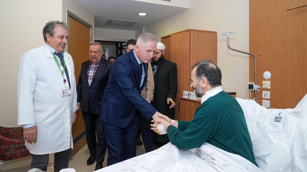 stanbul Valisi Gl'den Fatih Camisi imam Usta'ya hastanede ziyaret 
