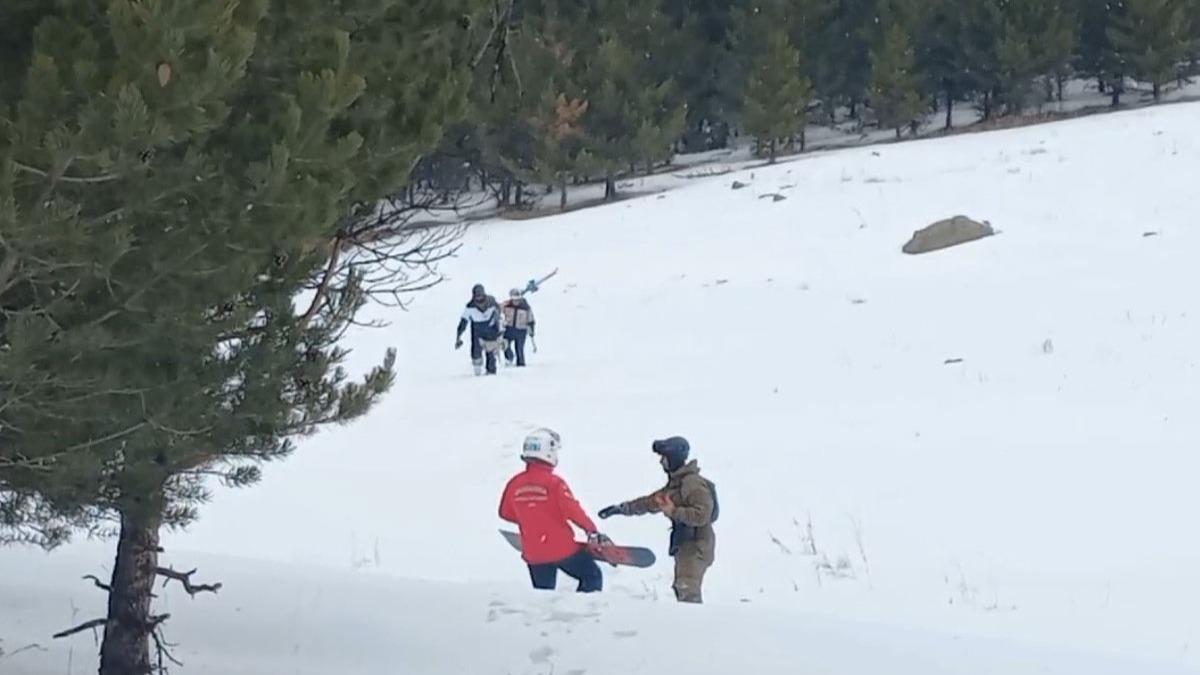 Sarkam Kayak Merkezi'nde JAK timince kurtarlan 3 turist pistten kt