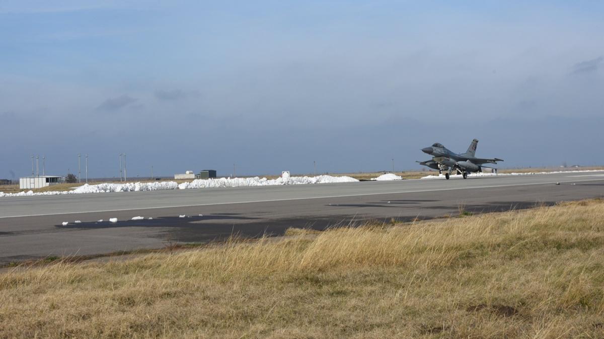 Trk jetleri NATO lkesinin hava sahasnda ilk defa silah kontrol grevi yapt