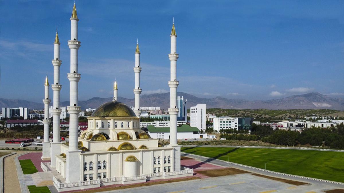 Kuzey Kbrs'ta klasik Osmanl mimarisindeki 6 minareli cami ibadete ald 