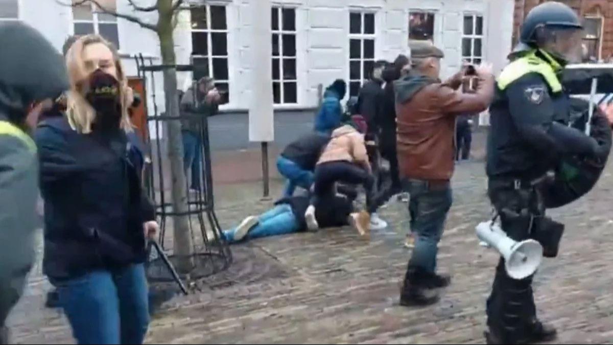Hollanda'da Kur'an- Kerim'e ynelik alak provokasyon! Polis rezalete mdahale eden gruba saldrd