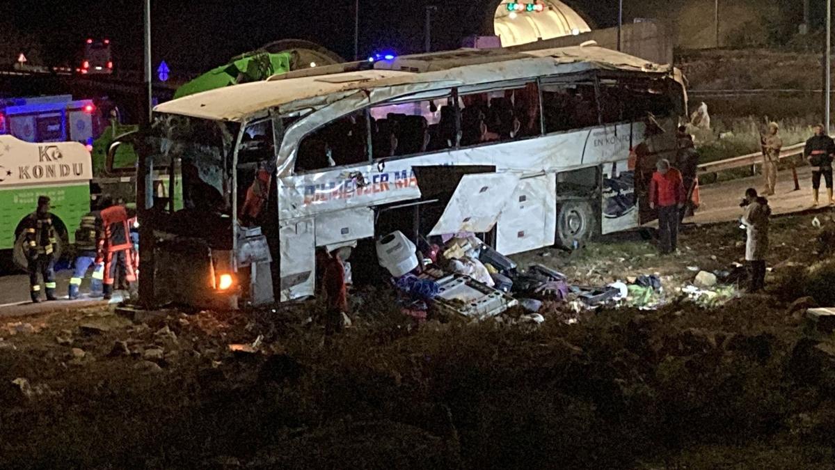 Mersin'de katliam gibi kaza! Yolcu otobs devrildi: 9 l, 30 yaral