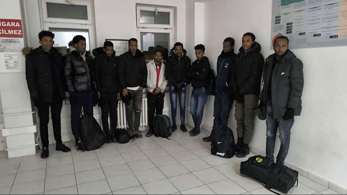 Trkiye'ye yasa d yollarla girdii tespit edilen 18 dzensiz gmen yakaland