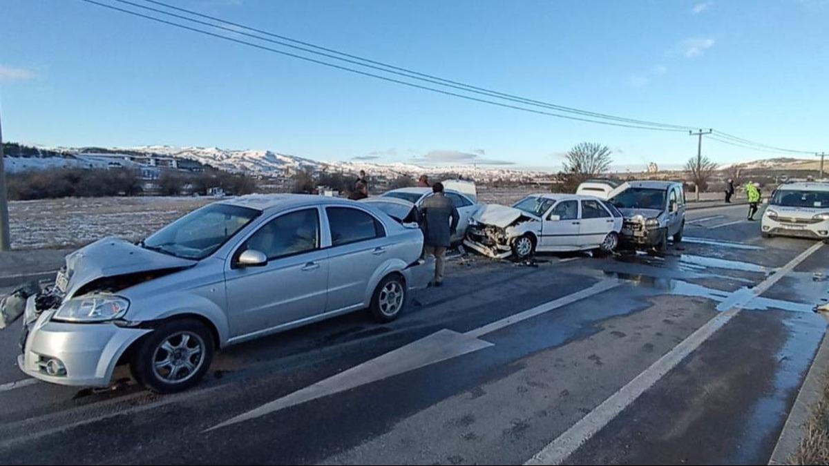 Sivas'ta zincirleme trafik kazas! 10 ara birbirine girdi