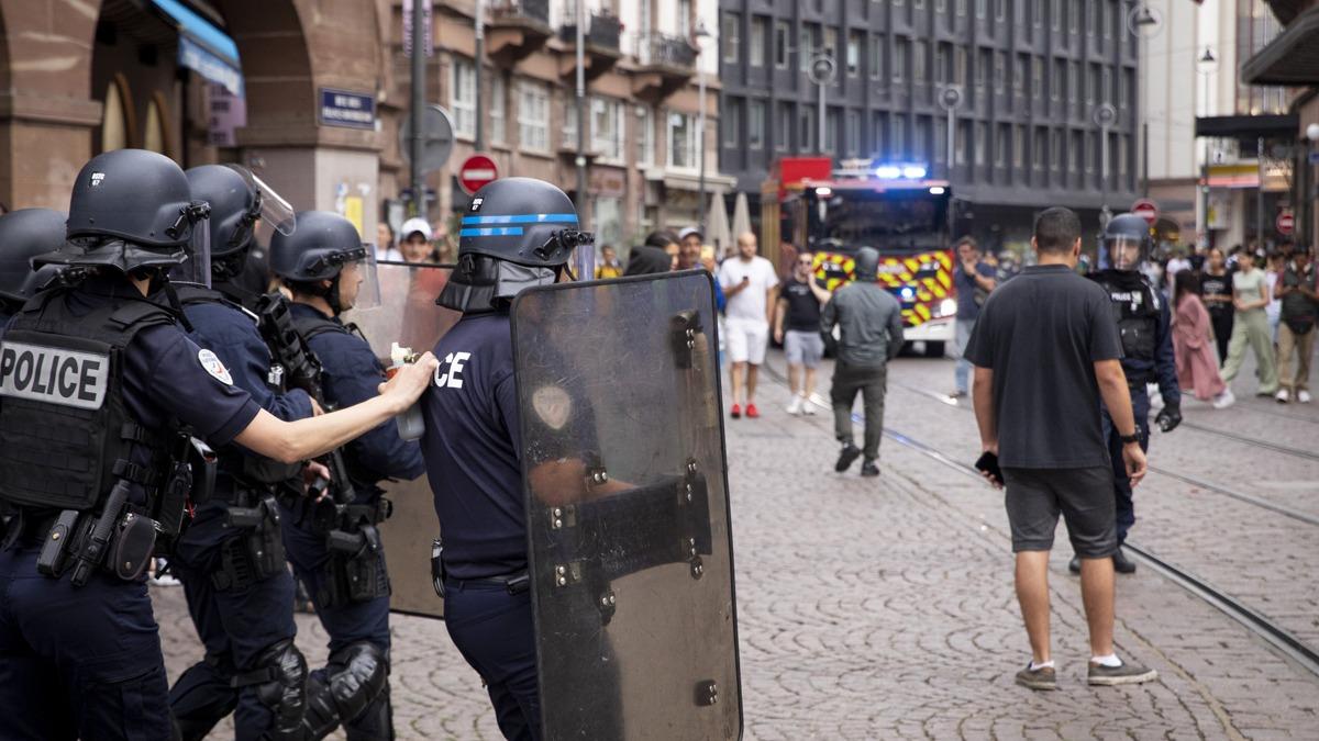 Fransz polisinden g yasas kartlarna biber gazl mdahale                   
