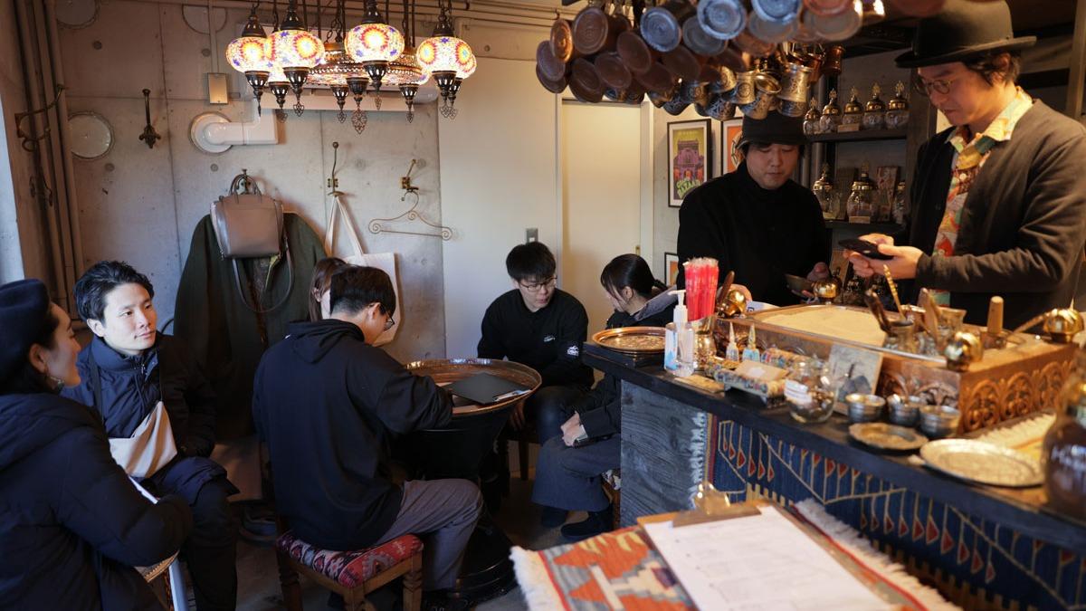 Tokyo'nun en iyi 5 kahvecisinden biri olan  Cami Kahvecisi'nde Trk kahvesi rabet gryor 