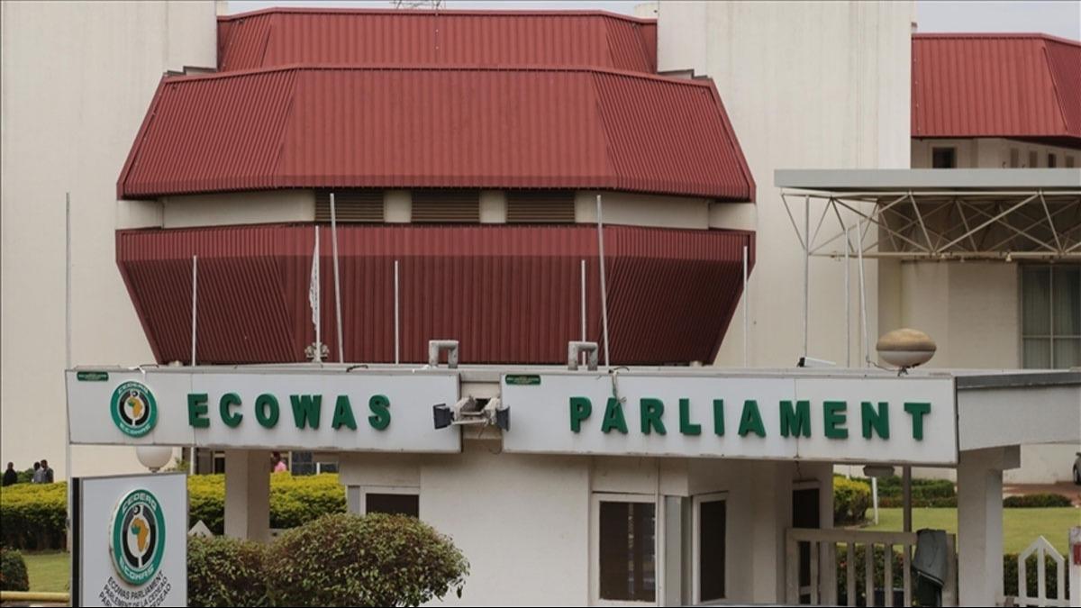 ECOWAS'tan ayrlmak isteyen 3 lke bir yl bekleyebilir