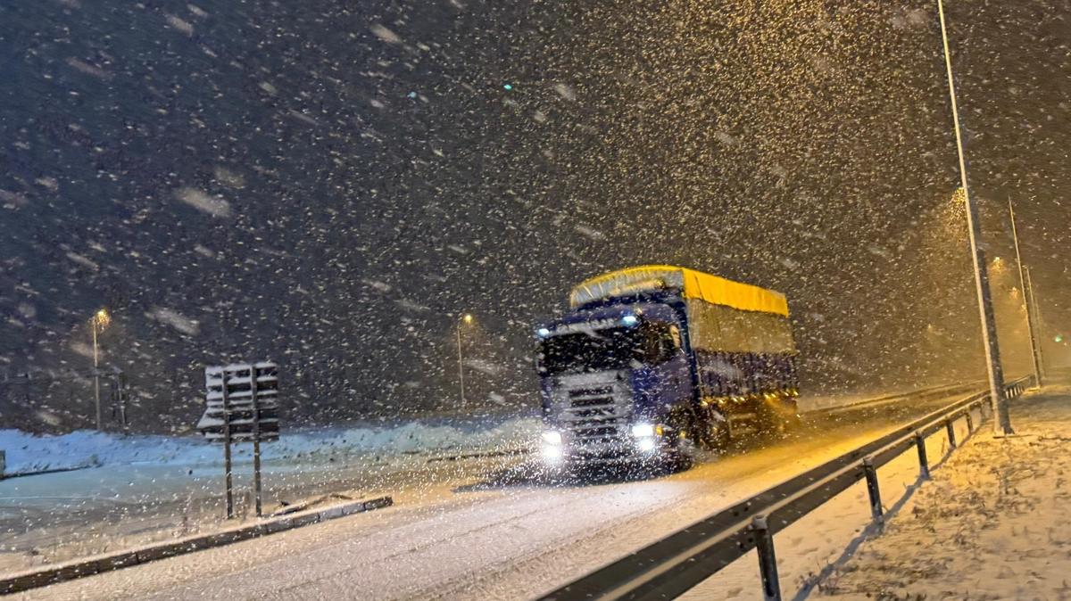 Kuzey Marmara Otoyolu'nda youn kar ya: Ekipler srcleri uyaryor