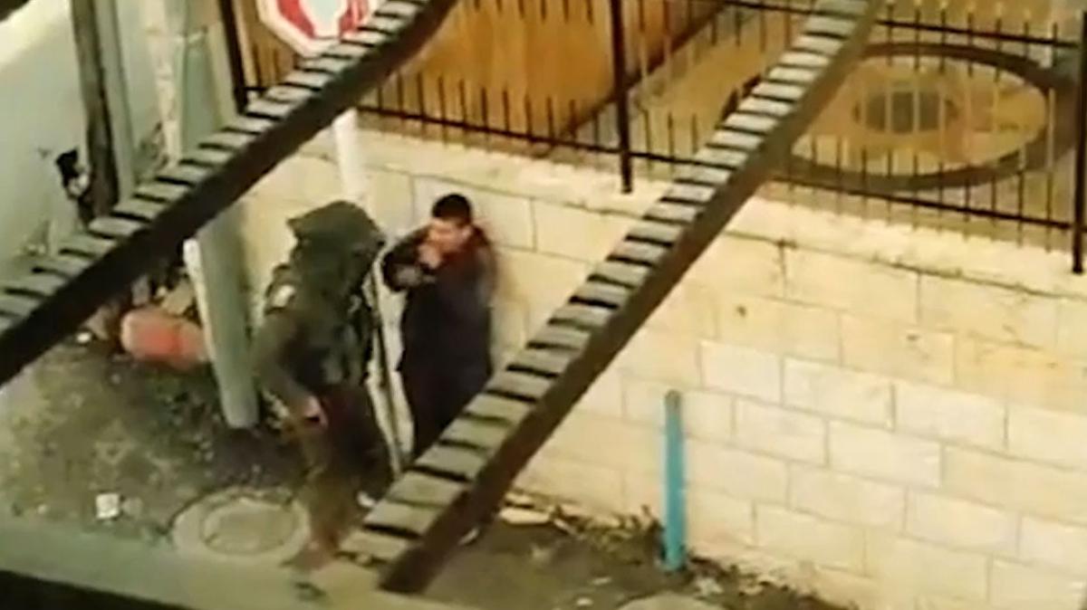 Soykrmc srail askerleri Bat eria'da Filistinli bir ocuu darbetti