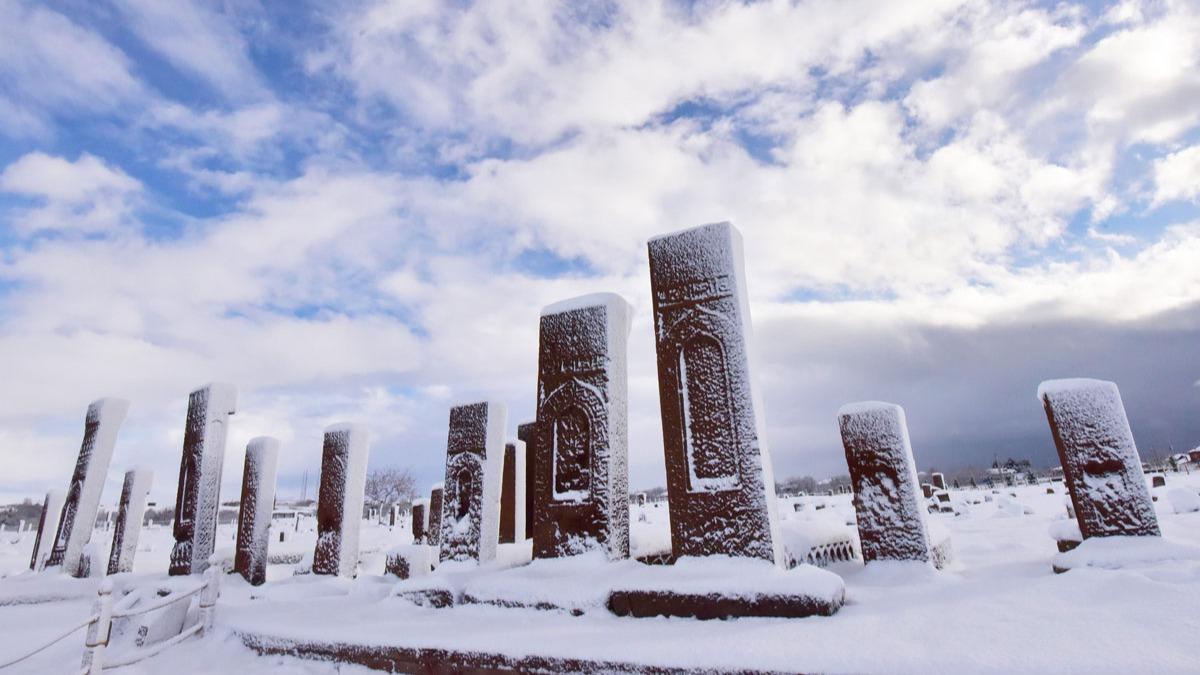 Beyaz rtye brnen tarihi Seluklu Meydan Mezarl ziyaretilerini arlyor