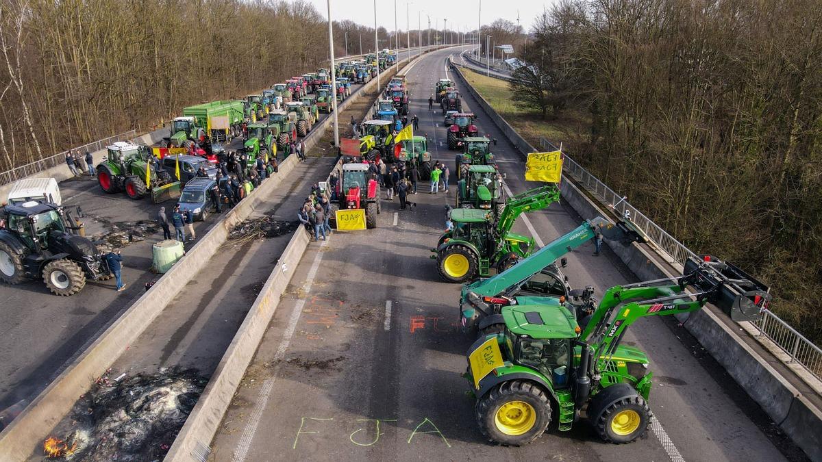 Fransa'da traktrlerle yollar kapayan iftiler eylemlerini srdryor