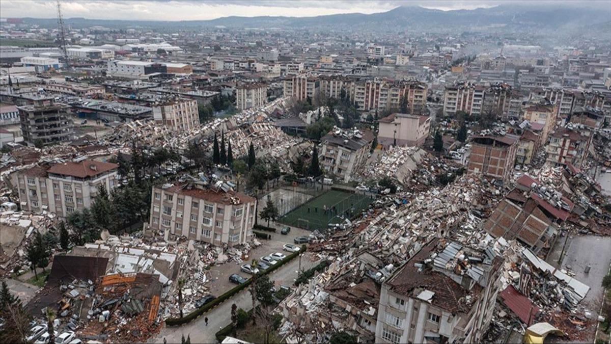 Hatay'daki depremde yklan binann mteahhidi suu yanndaki elemanlara att