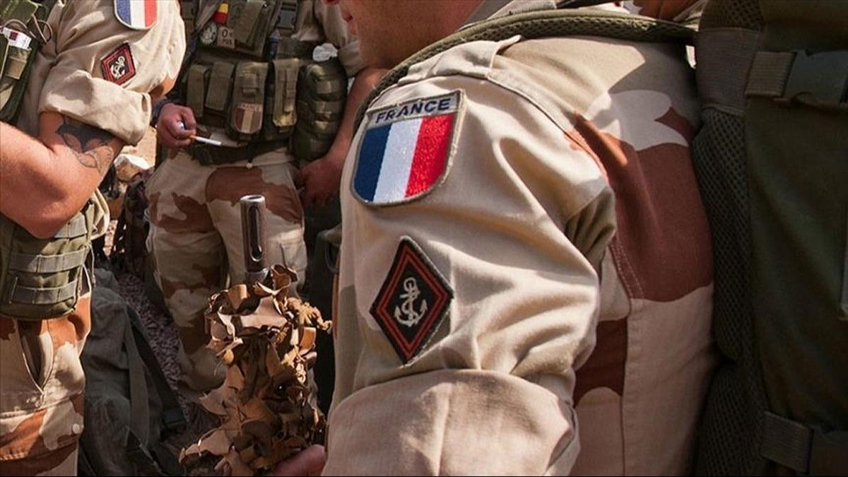 Fransa, 3 lkedeki askeri slerde personel azaltma karar ald