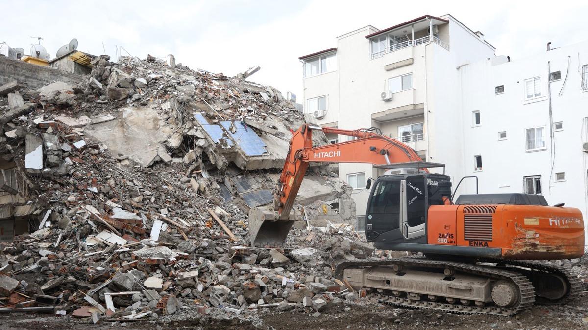 Hatay'daki depremlerin ardından ağır hasar alan binanın yıkımına başlandı