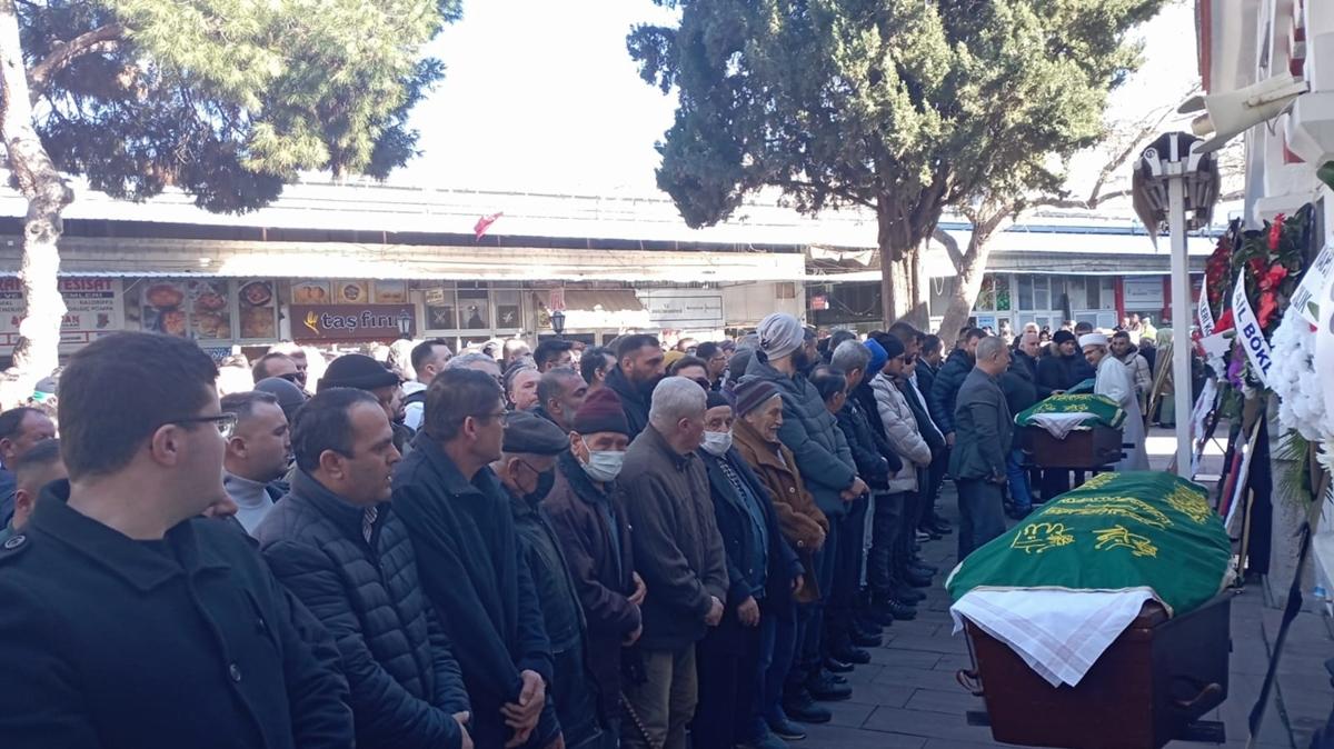 İzmir'de balıkçı teknesinin batması sonucu hayatını kaybedenler defnedildi
