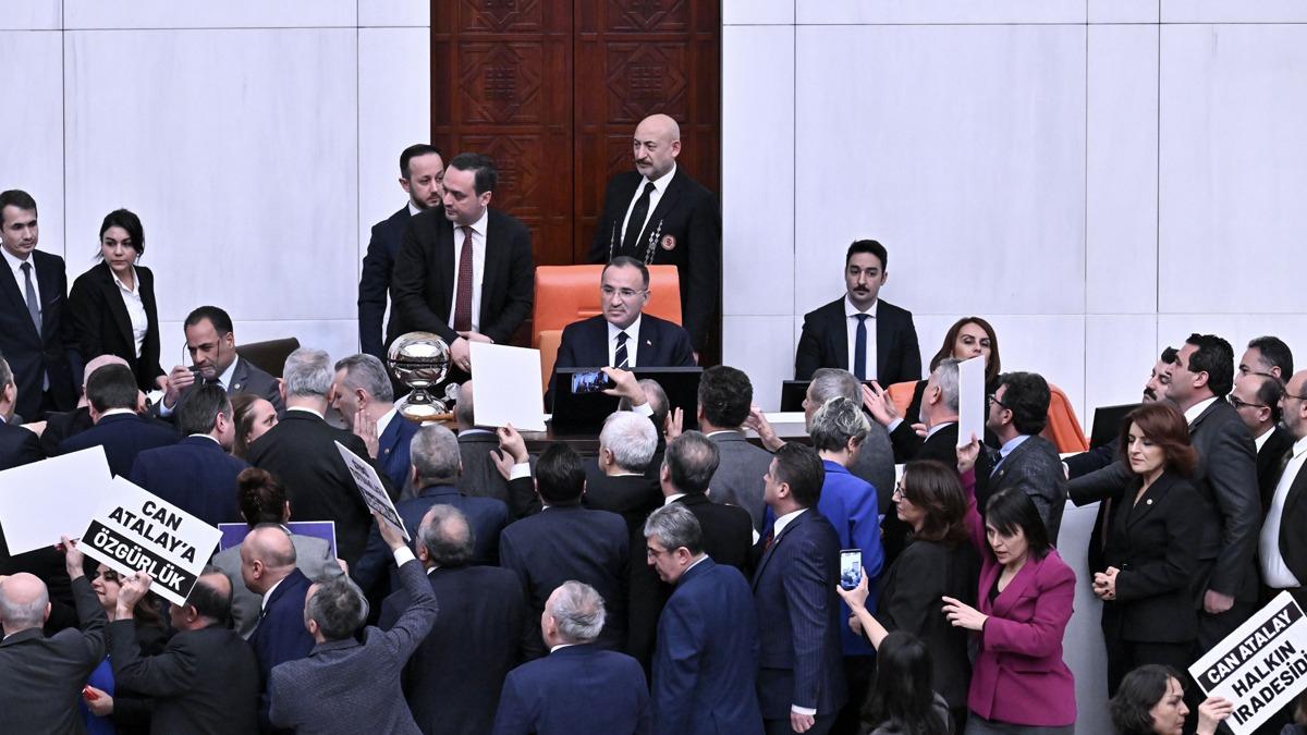 Meclis'te küstah hareket: Bozdağ'a Can Atalay kararı okunurken kitapçık fırlattılar 
