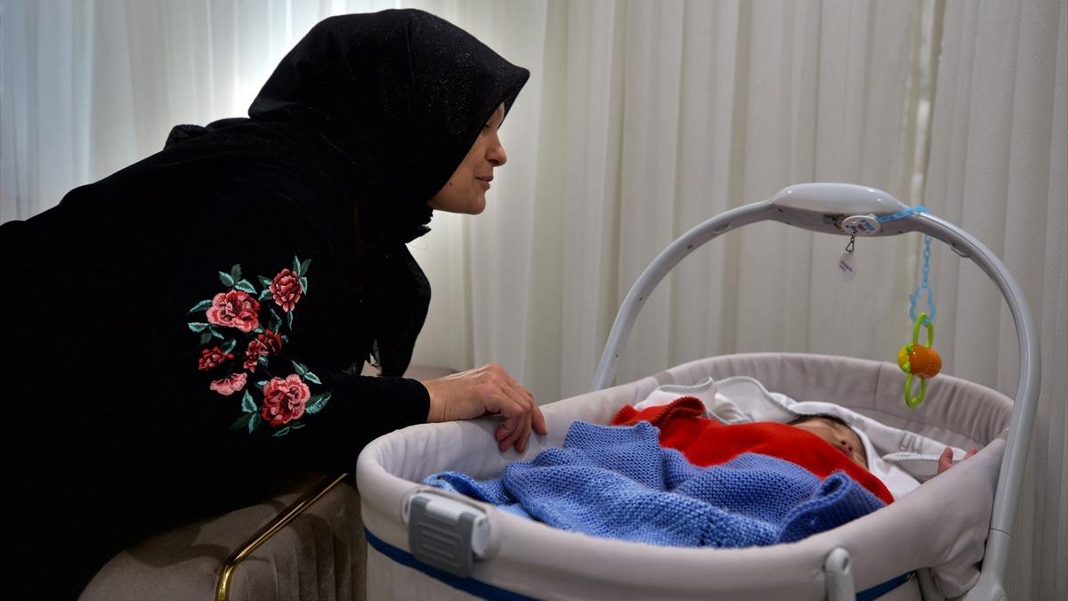 Osmaniye'de hamileyken enkazdan karlan anne travmay atlatmaya alyor